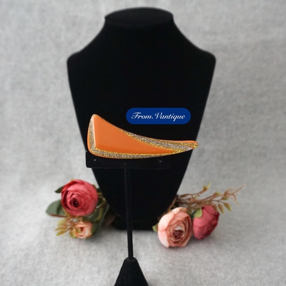 🔸Orange with Fairy Dust Lucite Triangle Brooch / Scarf Pin 🧷 - Picture 2 of 5